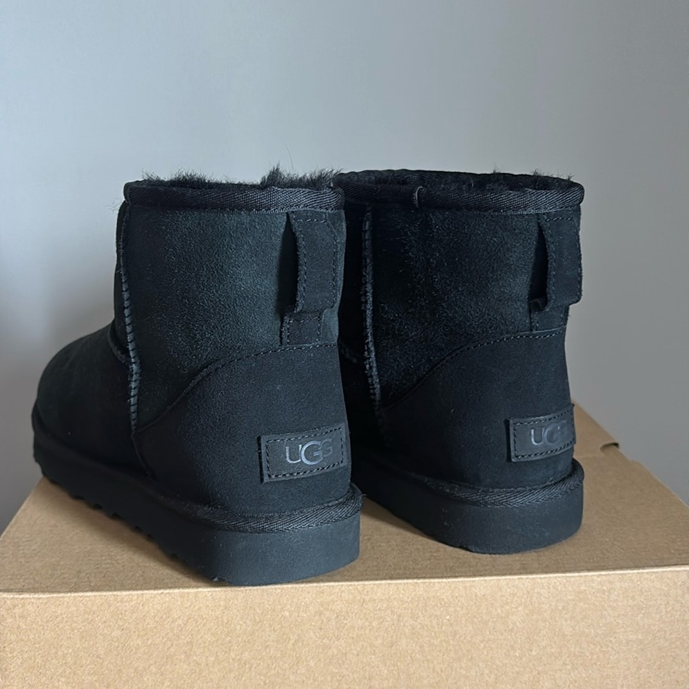 Size 8 women's Ugg boots short